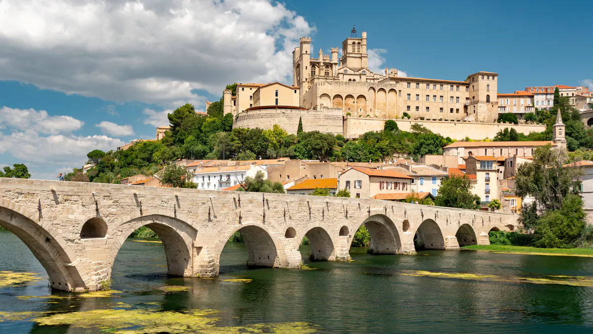 Le Pont Vieux sur l'Orb et la cathédrale Saint-Nazaire qui domine Béziers, en été.